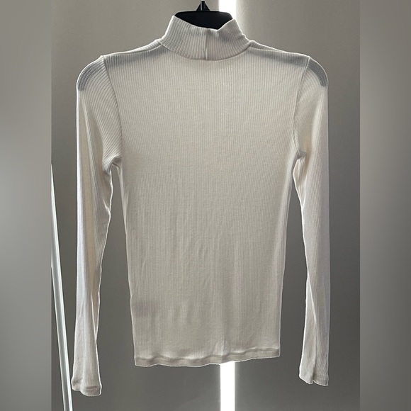 Uniqlo mock-neck / turtleneck ribbed fabric top. Gently worn. Perfect condition - Picture 2 of 3